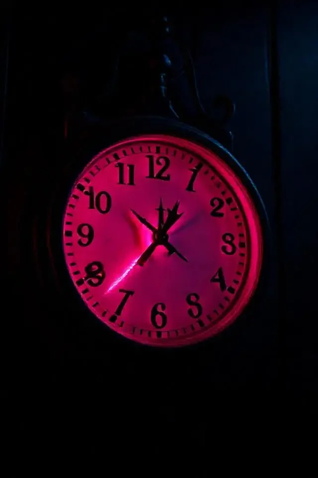 暗号七点 电影海报 · 魅影视频暗夜片库